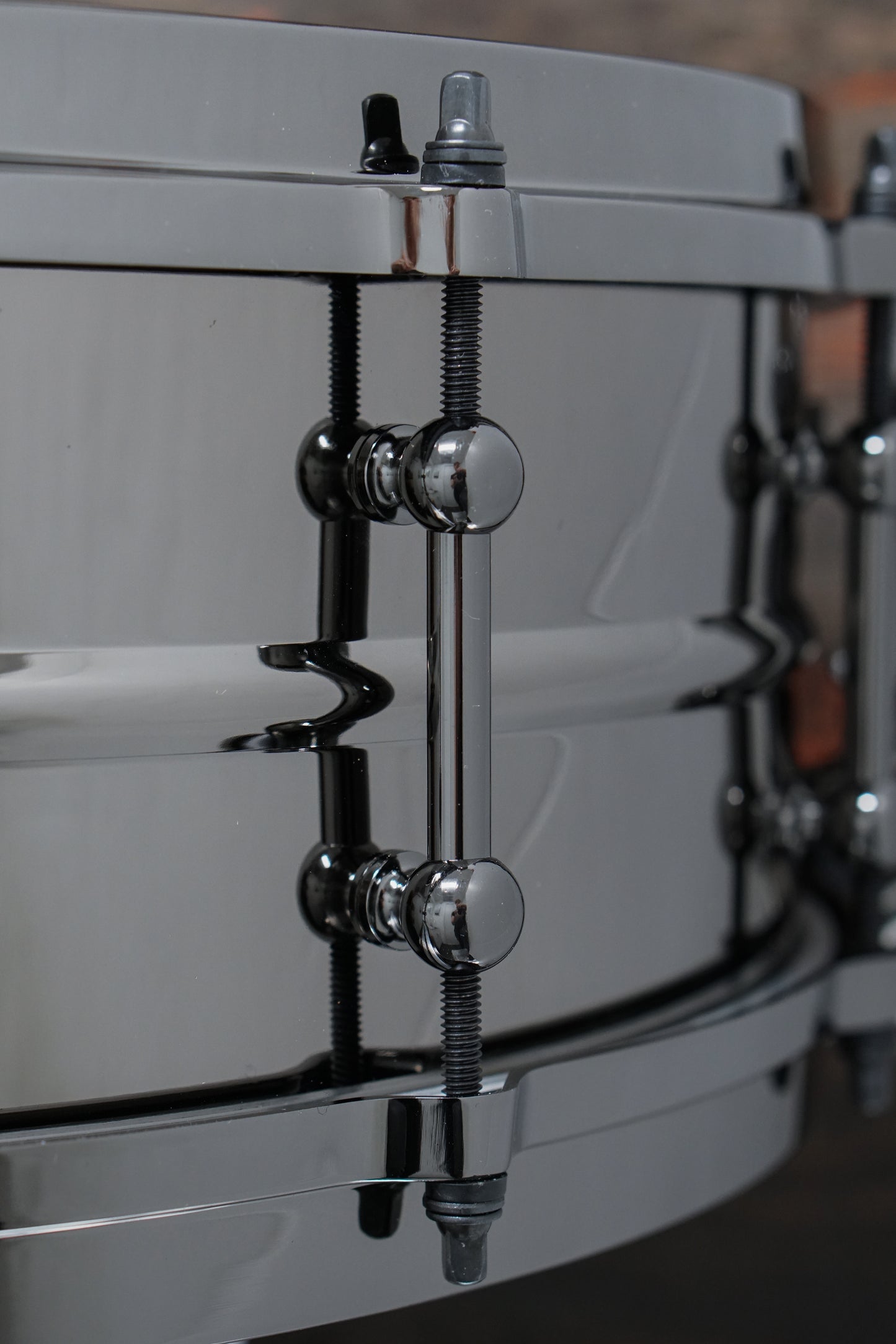 Ludwig 5.5x14" Universal "Back To Black" Brass Snare Drum - LU5514