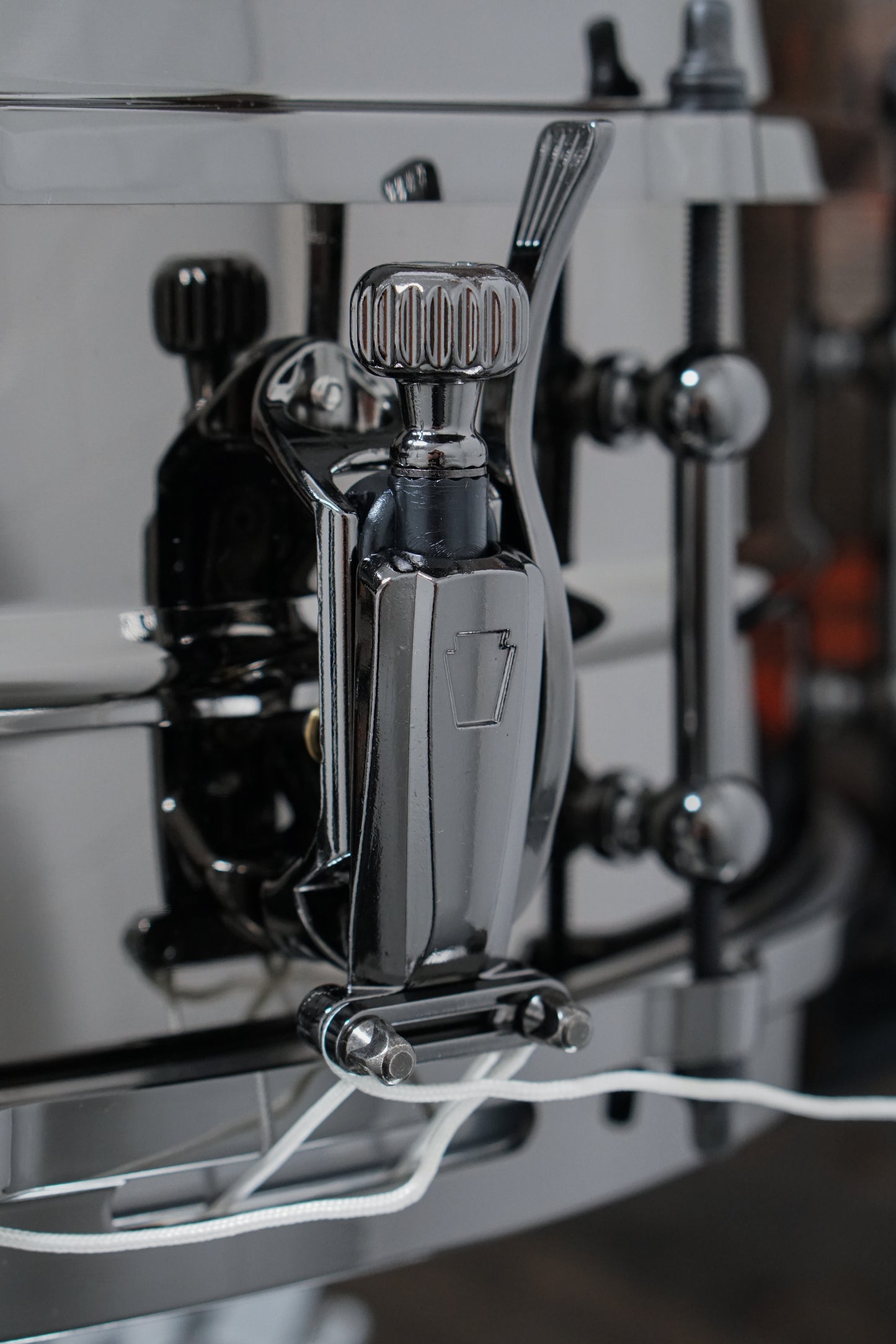 Ludwig 5.5x14" Universal "Back To Black" Brass Snare Drum - LU5514