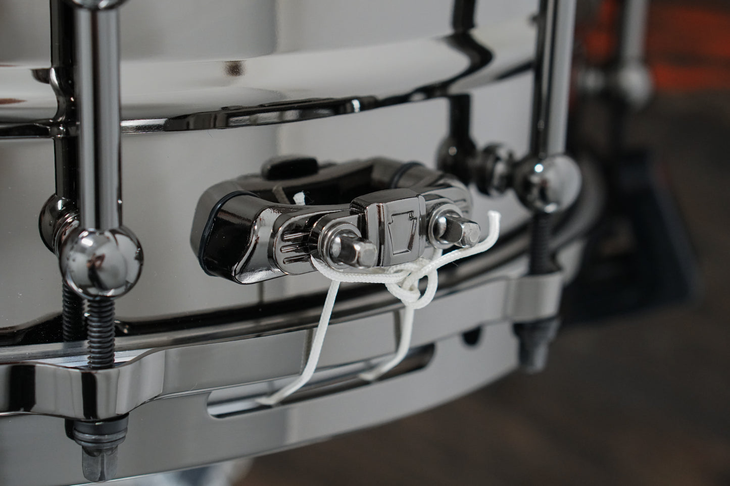 Ludwig 5.5x14" Universal "Back To Black" Brass Snare Drum - LU5514